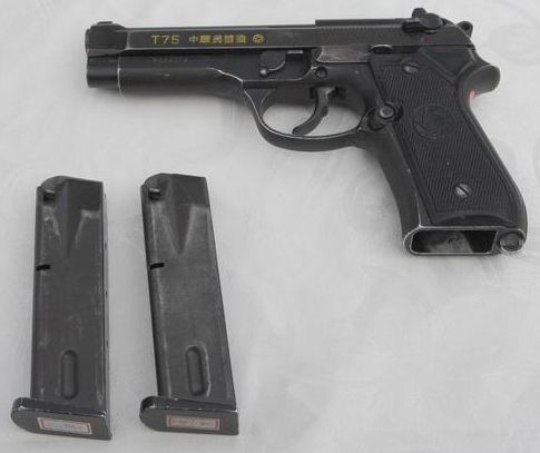特殊部隊がベストと警官の拳銃 活け